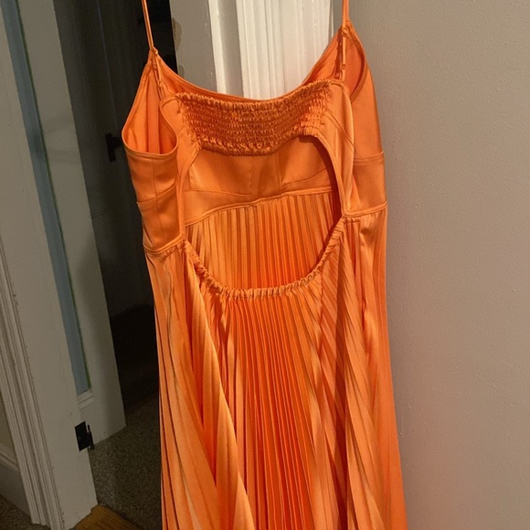 Neon orange pleated midi adjustable strap dress with open back - Picture 4 of 4